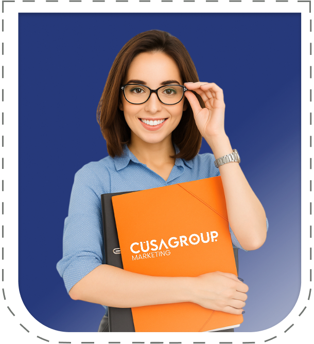 Joven mujer formal con gafas y un folder de Cusa Group marketing